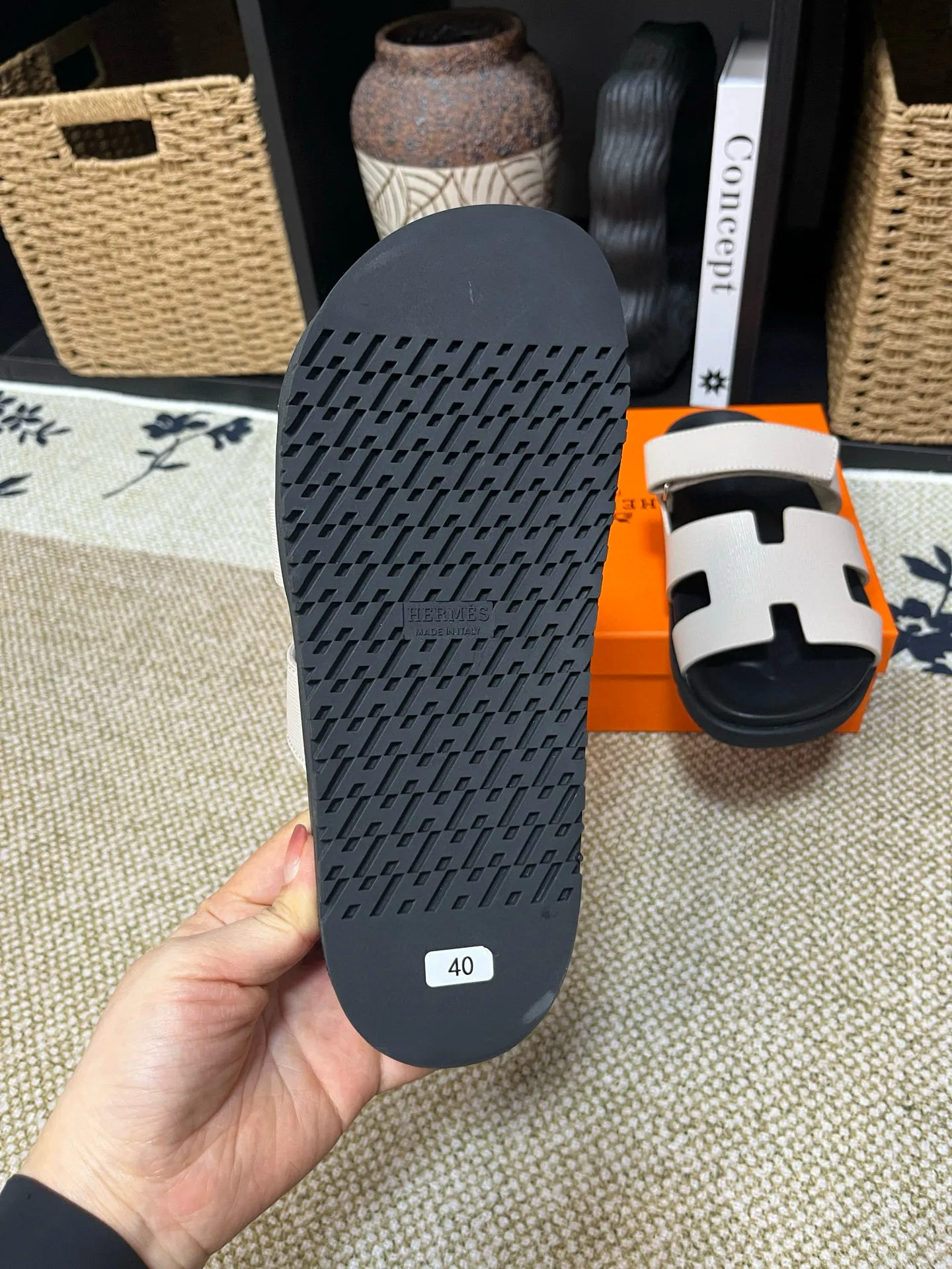 P300 Long-term stock Hermes men’s Kazimir slippers for couples - top quality woven calfskin functional sandals with intertwined uppers inspired by the “H” iconic pattern to create a casual look, perfect for summer. Imported cowhide + cowhide lining + TUP outsole Size: 35-46
